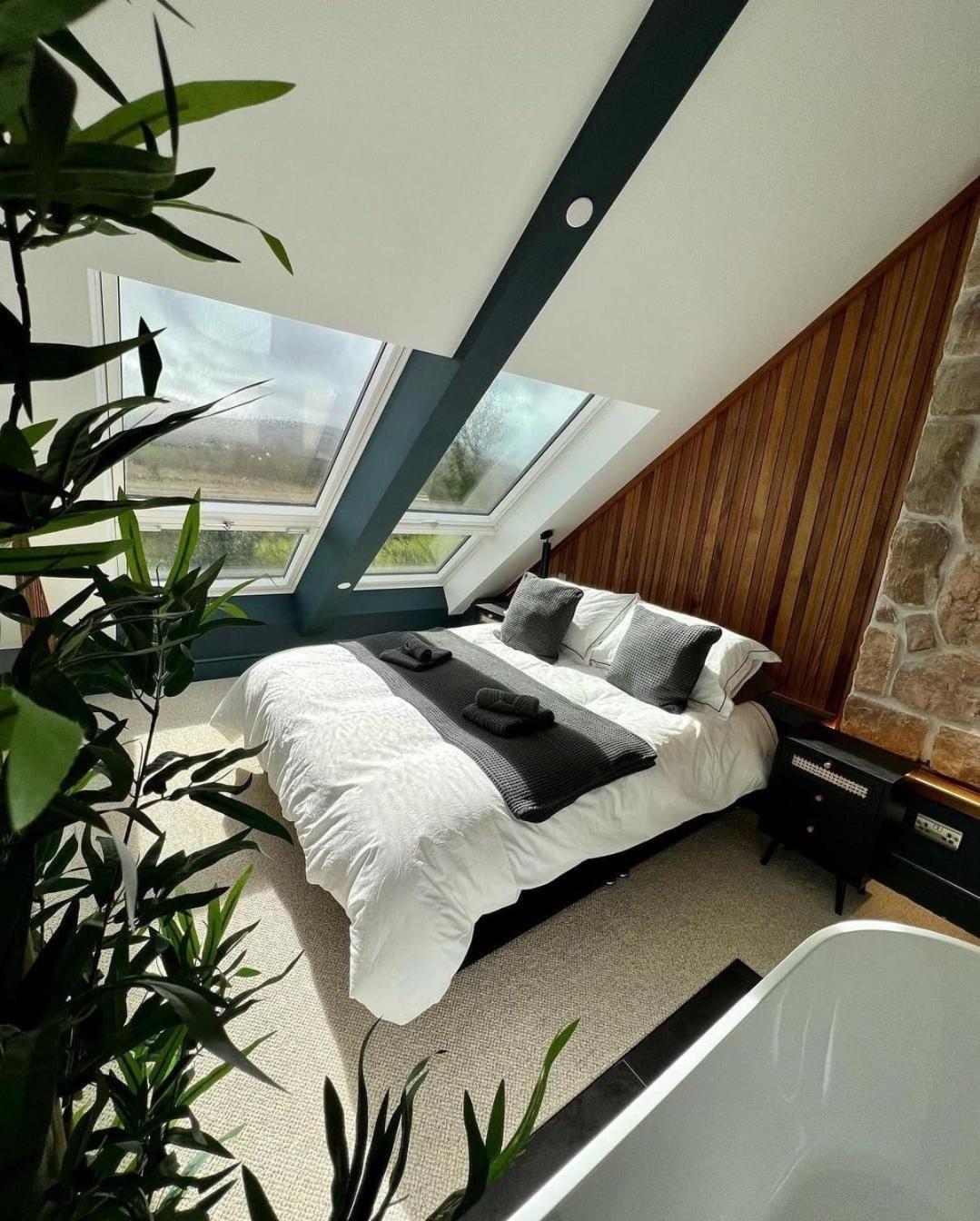 Plas Coch Luxury Barn Лланддейниолен Экстерьер фото